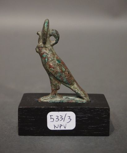 null Statuette d'Horus sous la forme d'un faucon. Bélière de suspension à l'arrière...