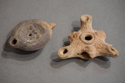null Lot of two oil lamps, one with a round spout with a medallion representing a...