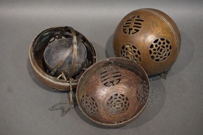 null Deux boules encensoirs en cuivre ajouré asiatique. 12 cm