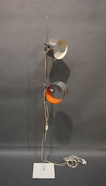Lampadaire design en métal chromé. 160 m