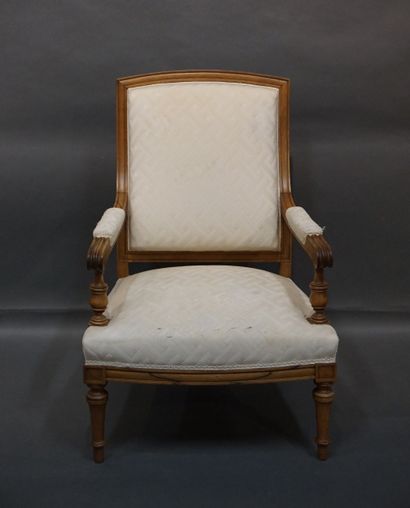 null 
paire de fauteuils en bois naturel à garniture de tissu crème (usures) 102...