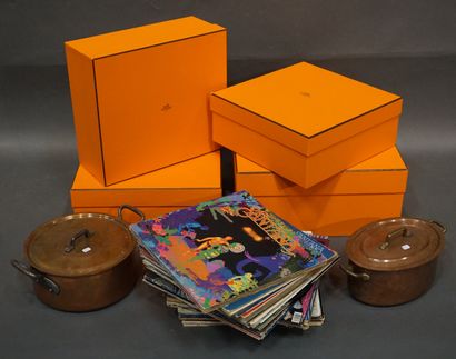  Manette de quatre boites Hermès, disques et deux casseroles en cuivre.