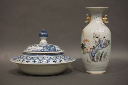 null Vase en porcelaine de chine à décor de personnages et de calligraphie (22 cm)....