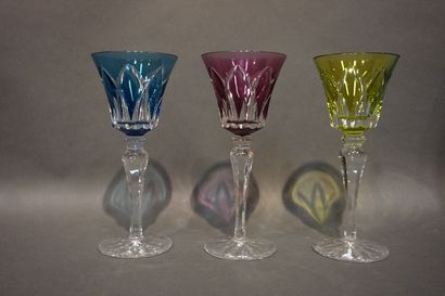 SAINT LOUIS Onze verres de couleur en cristal taillé de Saint Louis. Dans leurs boites...