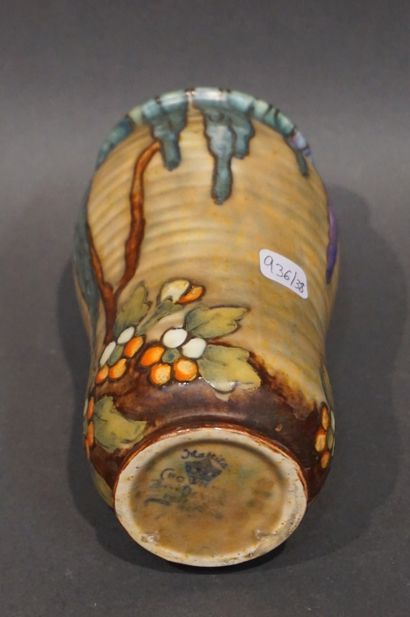 null Vase en faïence anglaise à décor floral. Mattita Crown Devon. 15,5 cm