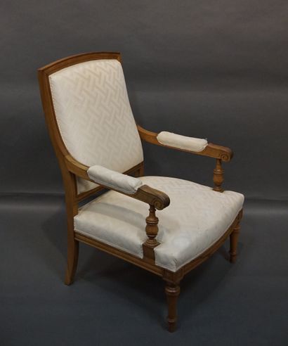 null 
paire de fauteuils en bois naturel à garniture de tissu crème (usures) 102...