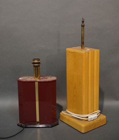 LAMPES Deux lampes, en bois et en résine rouge. 40 cm et 62 cm