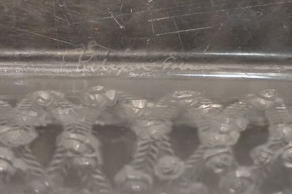 LALIQUE Coupe carré en cristal à décor floral (accidents). Signé Lalique France....