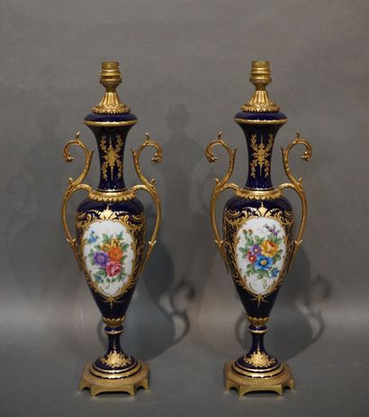 null Paire de vases en porcelaine bleue et dorée à décor floral et laiton. Montés...