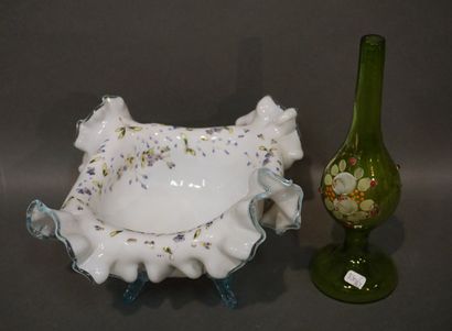 null Coupe blanche et vase soliflore vert en verre émaillé (25 cm).