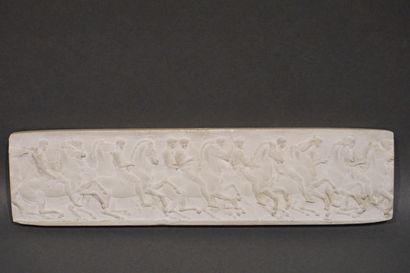 null Frise aux cavaliers en plâtre (6x23 cm) et deux coquillages.