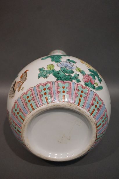 CHINE Vase en porcelaine chinoise à décor de coqs. 33 cm