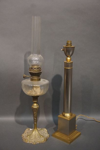LAMPES Deux lampes, à pétrole à piétement en bronze et colonne en métal chromé et...