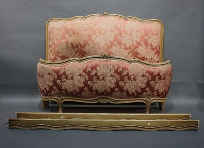 Bois de lit Bois de lit laqué crème de style Louis XV. 125x150x210 cm