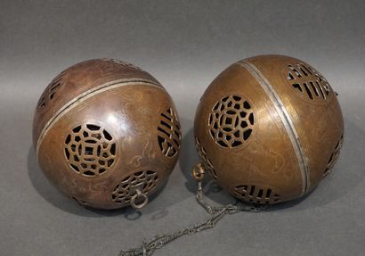 Deux boules encensoirs en cuivre ajouré asiatique....