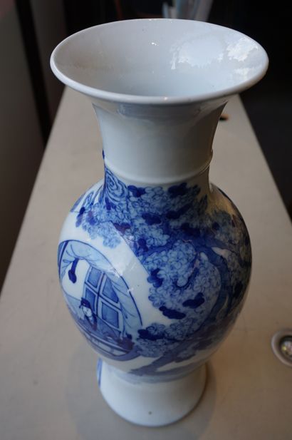 CHINE 
Vase en porcelaine chinoise blanc à décor bleu d'arbre et de personnages....