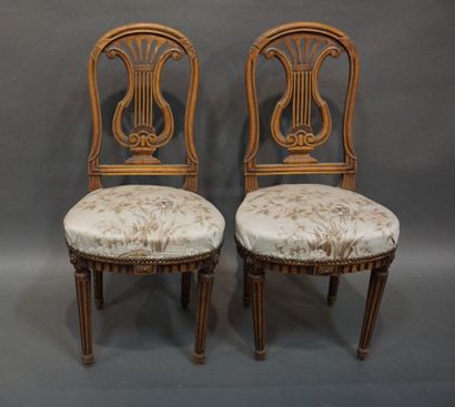 CHAISES Paire de chaises en bois naturel à dossier lyre (usures). 94x45x46 cm