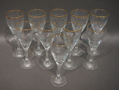 null Dix verres en semi-cristal à décor de guirlandes et doré (5 verres à eau, 5...