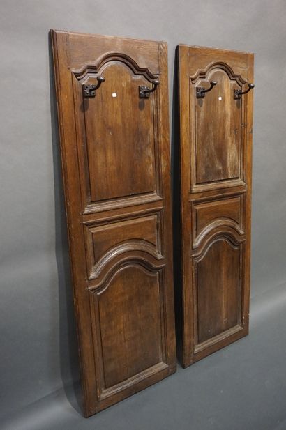 null Deux éléments de boiserie porte-manteaux. 164x55 cm