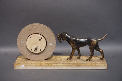 null Pendule ronde art déco en marbre à décor de chien en régule. 22x45x11 cm