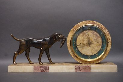 null Pendule ronde art déco en marbre à décor de chien en régule. 22x45x11 cm