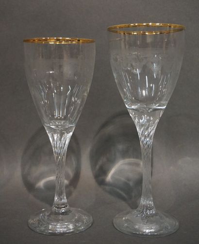 null Dix verres en semi-cristal à décor de guirlandes et doré (5 verres à eau, 5...