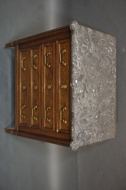 COMMODE Commode en bois de placage à quatre tiroirs et plateau de marbre gris de...