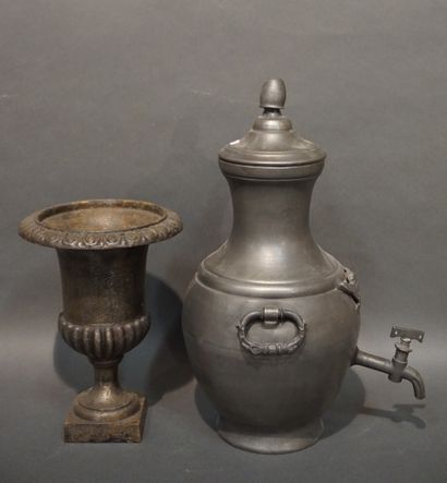 null Vase Medicis en fonte et fontaine en étain. 29,5 cm et 47 cm