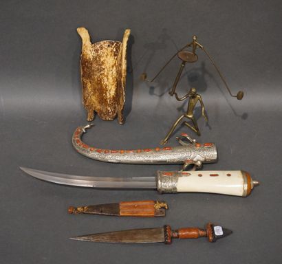 null 
Acrobate en métal, masque en os (18 cm), poignard courbé et couteau.
