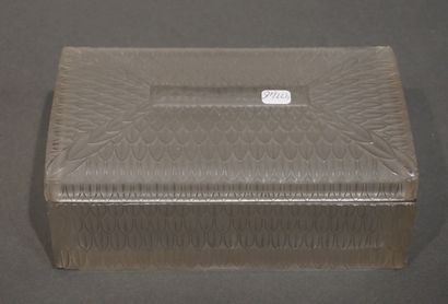 LALIQUE Coffret en cristal à décor de plumage ou feuillage (accident). Signé R.Lalique...