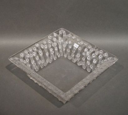 LALIQUE Coupe carré en cristal à décor floral (accidents). Signé Lalique France....