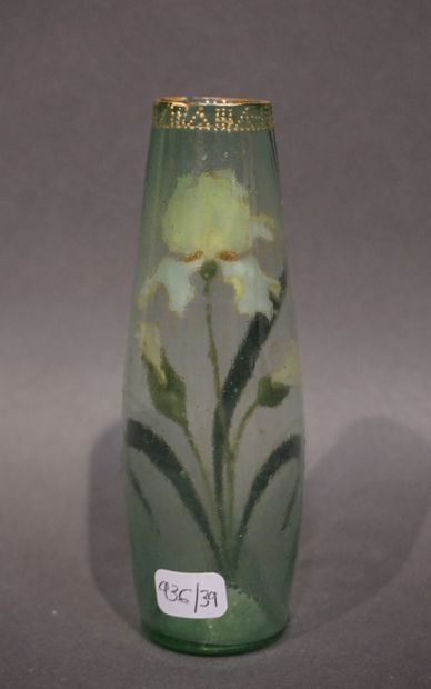 null Petit vase en verre vert émaillé à décor d'iris, signé (égrenures). 14 cm