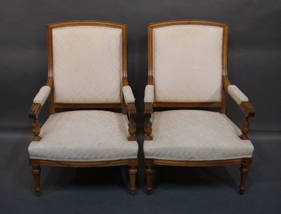 null 
paire de fauteuils en bois naturel à garniture de tissu crème (usures) 102...