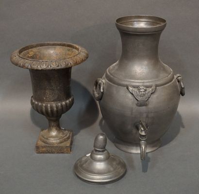 null Vase Medicis en fonte et fontaine en étain. 29,5 cm et 47 cm