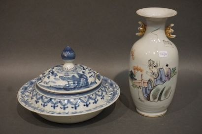 Vase en porcelaine de chine à décor de personnages...