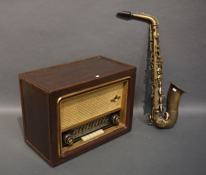 Saxophone Poste de radio et saxophone Buffet-Crampon&Cie (bec accidenté, 66 cm).