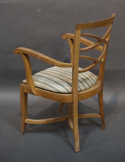 FAUTEUILS Paire de fauteuils en bois naturel à entretoise et dossier à croisillon....
