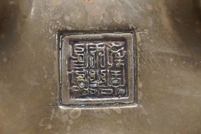 null Brûle parfum asiatique en bronze, sur socle. 16x24,5 cm