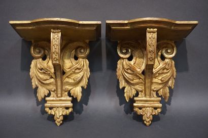 null Deux consoles d'applique pouvant former paire, en bois sculpté et doré. 27x25x15,5...