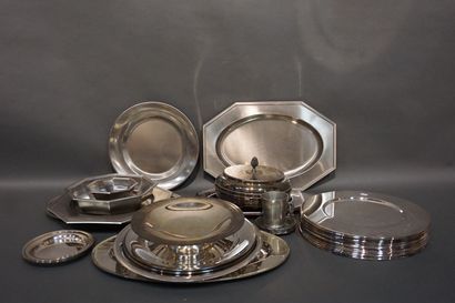null Manette de métal argenté et étains, plats, présentoir, tasse, coupelles et quatorze...