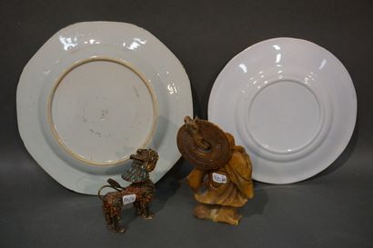 null Deux assiettes en porcelaine asiatique, bouddha en pierre (15 cm) et chimère...