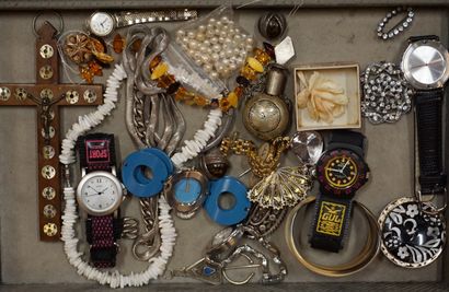 null Lot de bijoux de fantaisie, montres, broches, pendentifs fleur en os, tabatière...