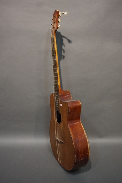 GUITARE Guitare (usures). 105 cm