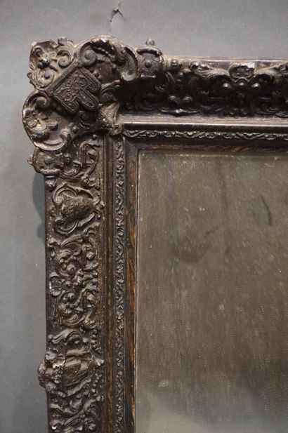null Miroir en bois et stuc à patine noire de style XVIIe. 77x69 cm