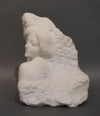 A. GIRY (D'après) "Buste de femme", marbre blanc. 22x18x13 cm