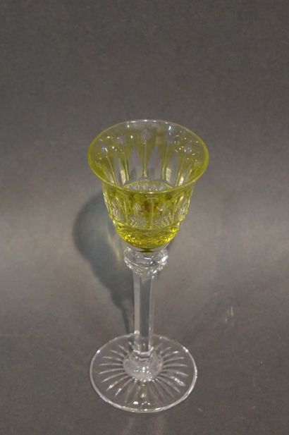 SAINT LOUIS Douze verres à liqueur de couleur en cristal de Saint Louis. 13,5 cm