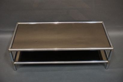 null Table basse en métal chromé à deux plateaux en verre fumé. 35x111x51 cm