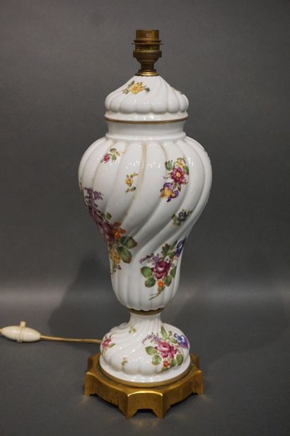 null Lampe en porcelaine blanche à décor floral sur socle en bronze. 42 cm