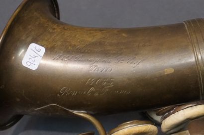 Saxophone Poste de radio et saxophone Buffet-Crampon&Cie (bec accidenté, 66 cm).