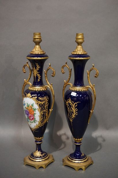 null Paire de vases en porcelaine bleue et dorée à décor floral et laiton. Montés...